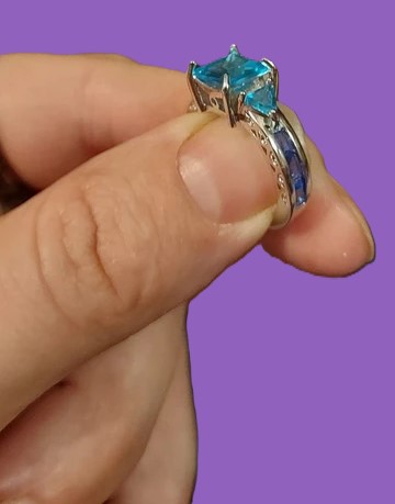 metalen ring met blauwe ingelegde steen