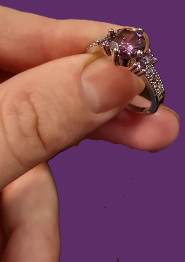 metalen zilver gekleurde ring met ingelegde roze steen